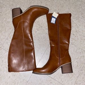 Size 11 brand leather new boots, never worn. Color: brown